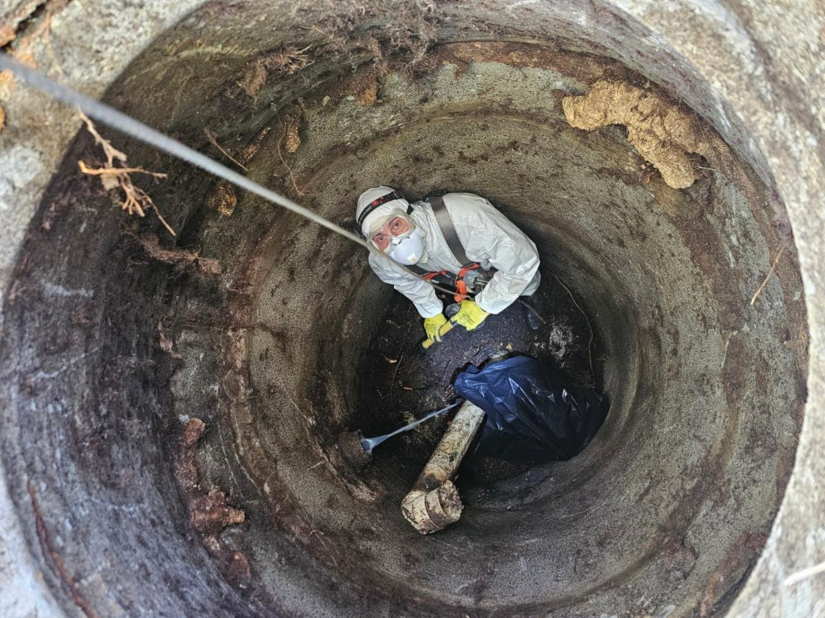 Tony 74 clearing manhole-1 Tony 74 clearing manhole-1